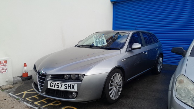 Alfa-Romeo-159 1.9 JTDM 16v Lusso -sports estate .stunning looks 